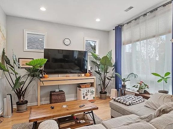 2nd image of 2717 N Artesian Ave #2