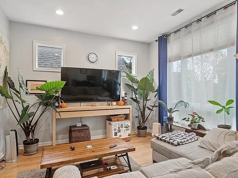 2717 N Artesian Ave #2 — Photo 2