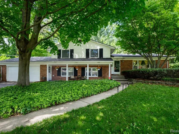 6826 Spruce Dr, Bloomfield Hills, MI 48301