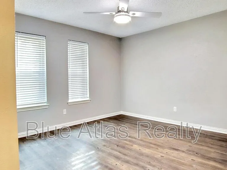 2935 Potomac Ave — Photo 9