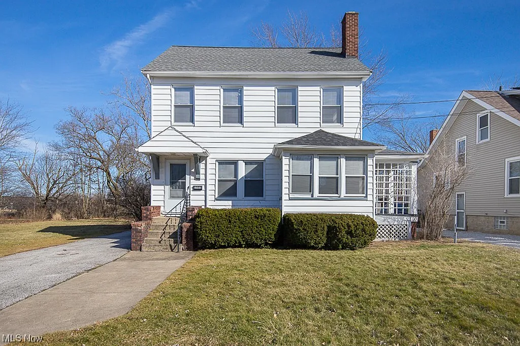 1555 E 214th St photo 1