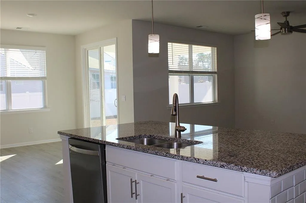 3 bed, 2.0 bath, 1701 sqft, $2,500 — Photo 4