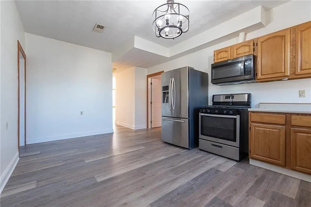 3 bed, 1.0 bath, 1384 sqft, $2,200 — Photo 2