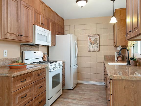 67 W Garden Green-007-15-Kitchen-MLS_Siz