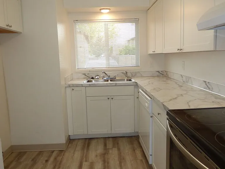 4116 Lancaster Dr NE — Photo 2