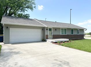 211 E 12th St, Pella, IA 50219
