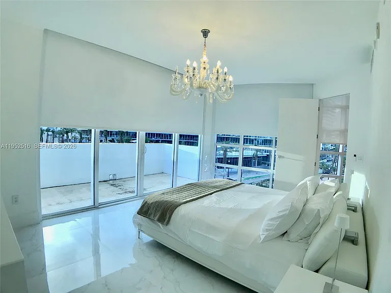 50 S Pointe Dr #LOFT4 — Photo 4