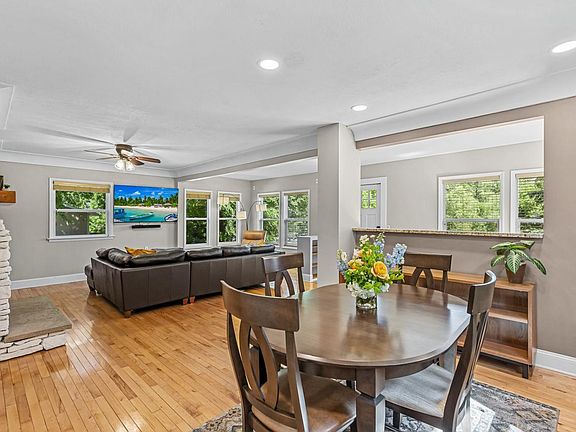 4th image of 25525 Smithtown Rd