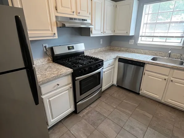 97 Sycamore Ln, Manchester, CT