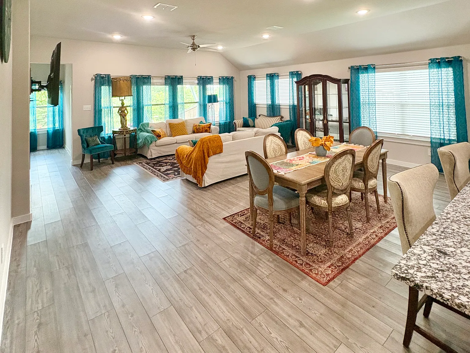 3 bed, 1877 sqft, $2,300 — Photo 3