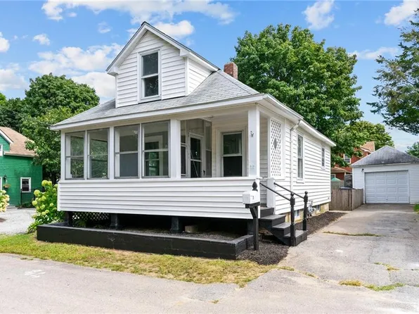 22 Powhatan St, Warwick, RI 02889