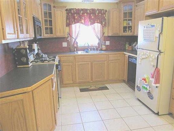 4th image of 260 Downsview Dr