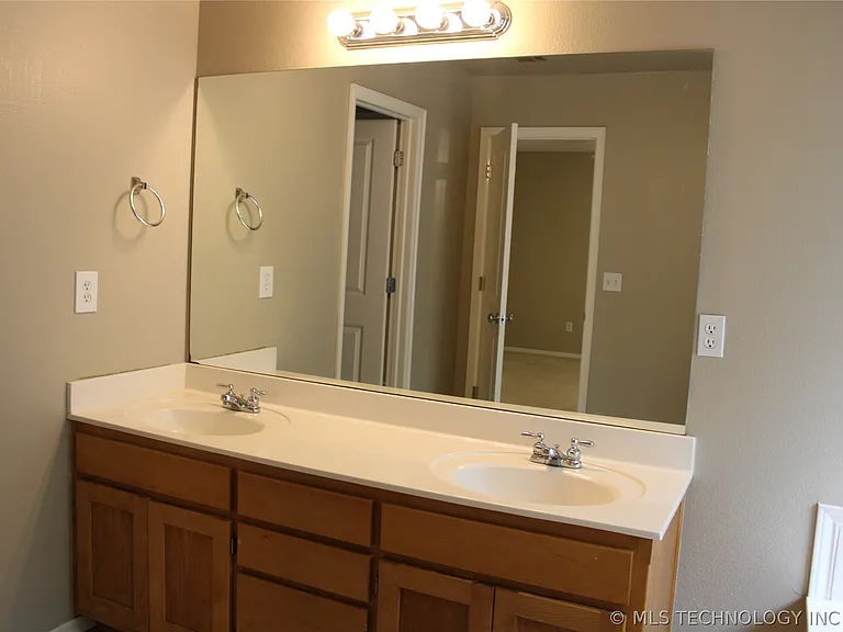 12007 S Cedar Ave — Photo 9