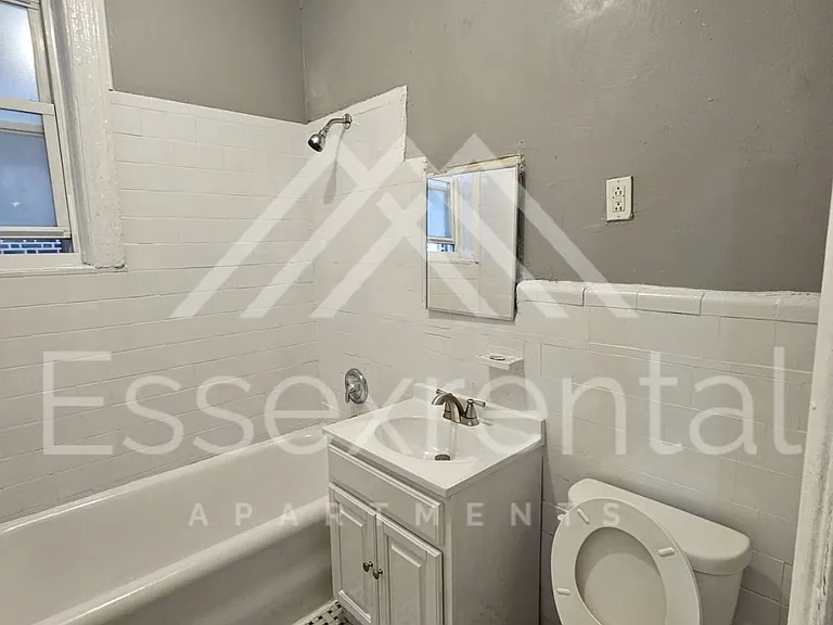 160 Grumman Ave — Photo 3