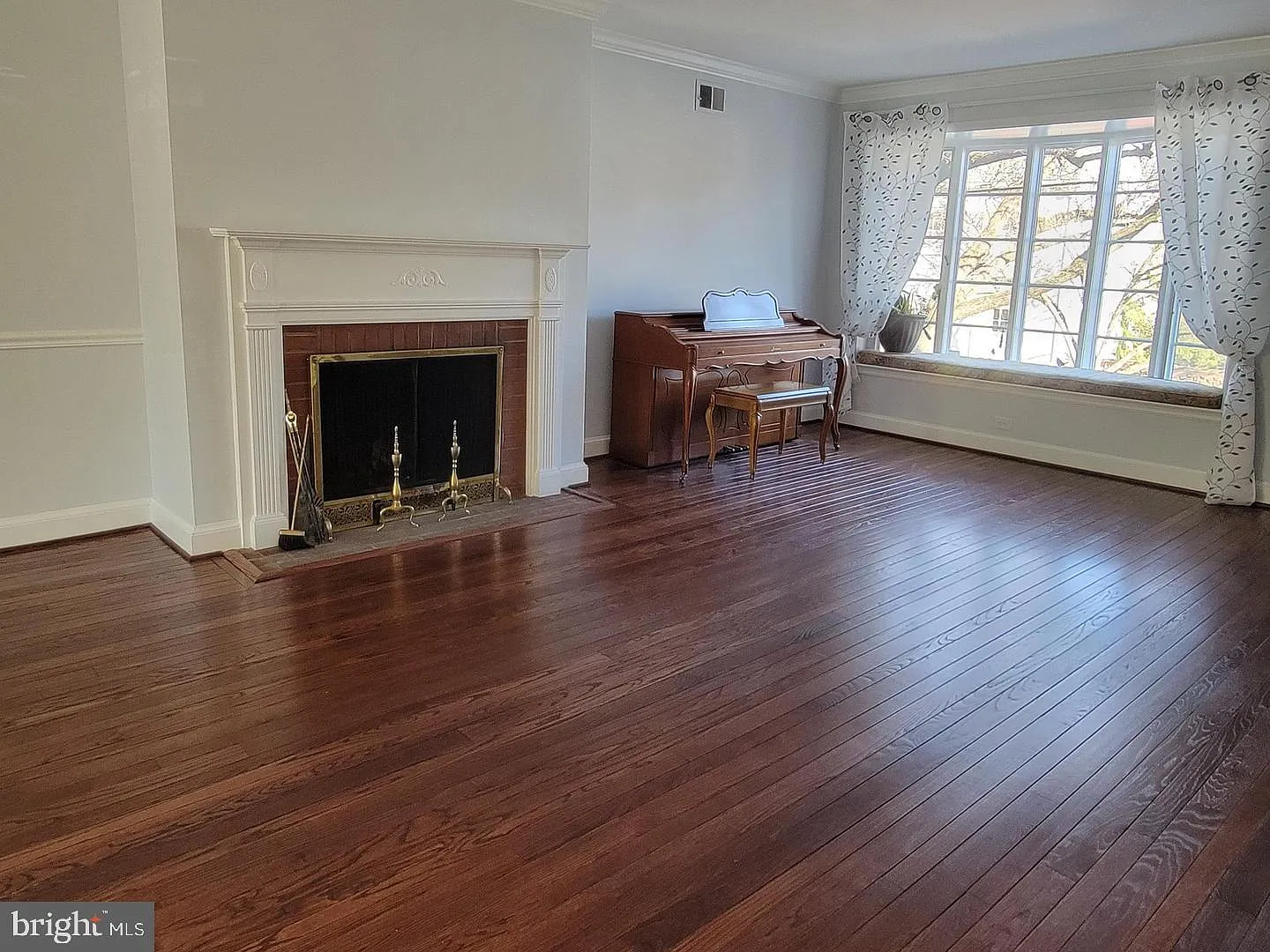 3 bed, 3.0 bath, 1944 sqft, $5,300 — Photo 3