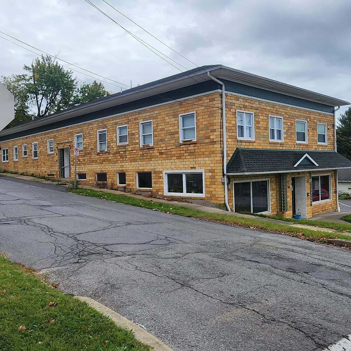 2 bed, 700 sqft, $900 — Photo 1