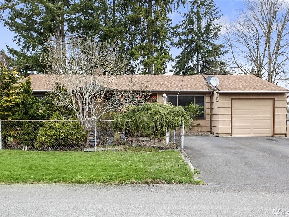 Welcome home to Cascade, where this three bedroom, one bath rambler is waiting for you! Delight in the retro-style kitchen with double ovens, white tile backsplash and painted cabinets, while enjoying open sight lines to the dining area and family room, keeping you connected with guests. The living room boasts a large picture window overlooking the front landscape. The  master bedroom features hardwood floors and a walk-in closet. The guest bathroom has been updated with a new shower surround. One of this home's best features is the large, fully fenced yard offering solitude and sunny gardening opportunities with a park-like feel. A fantastic outbuilding is set-up as a studio/shop space. You'll enjoy an entertainment sized patio where you can extend your living space outside. Enjoy triple-paned vinyl windows with craftsman style trim, air conditioning and more. Fantastic commuter location with easy access to freeways, airport, hospital, major retail, dining & business hubs.  