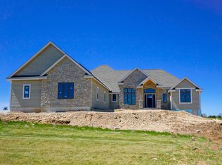 W337N8095 Prairie Hollow Dr, Oconomowoc, WI 53066