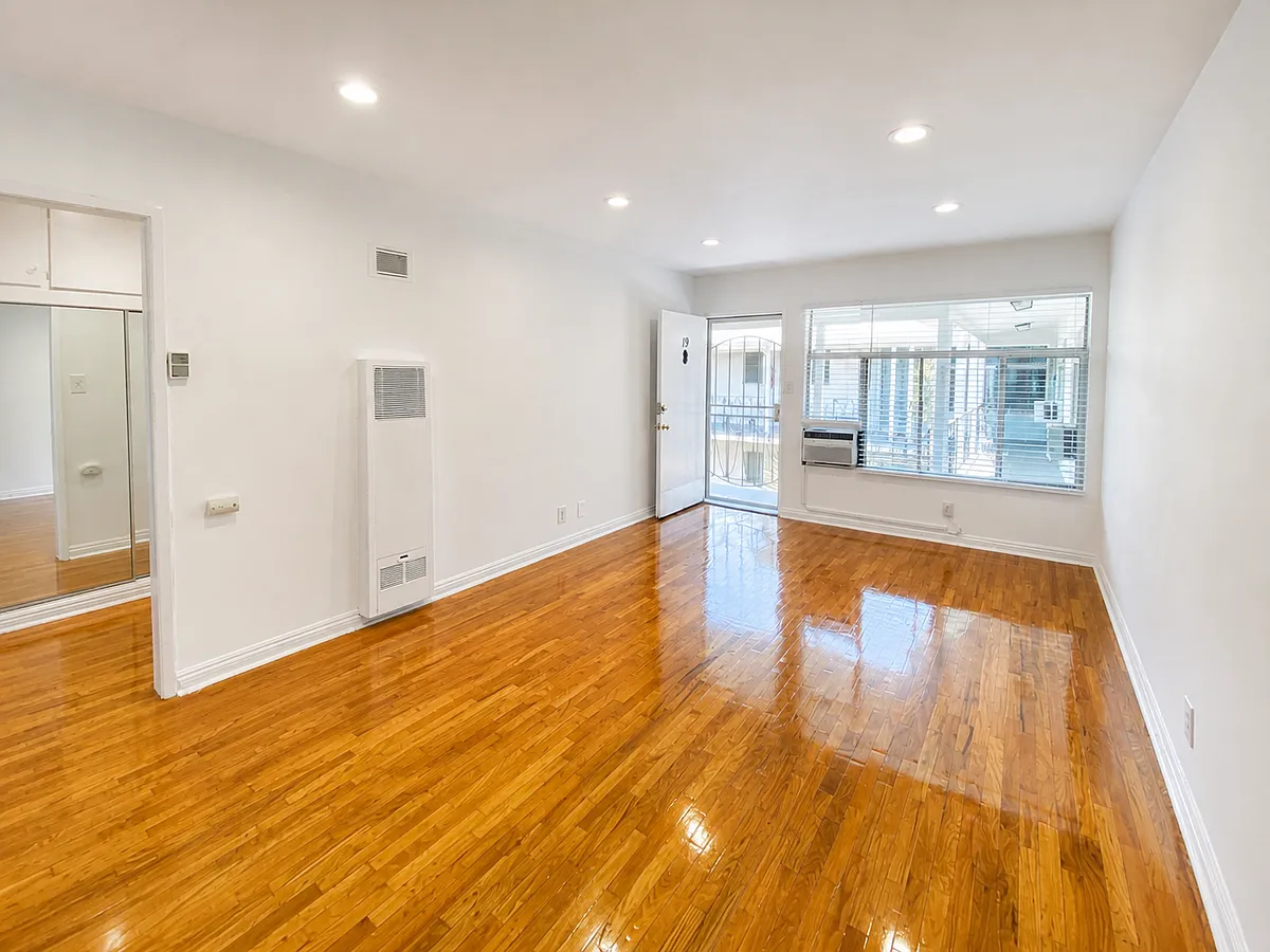 Building Photo - 1400 N Gardner St #19