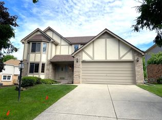 282 Parkland Dr, Rochester Hills, MI 48307