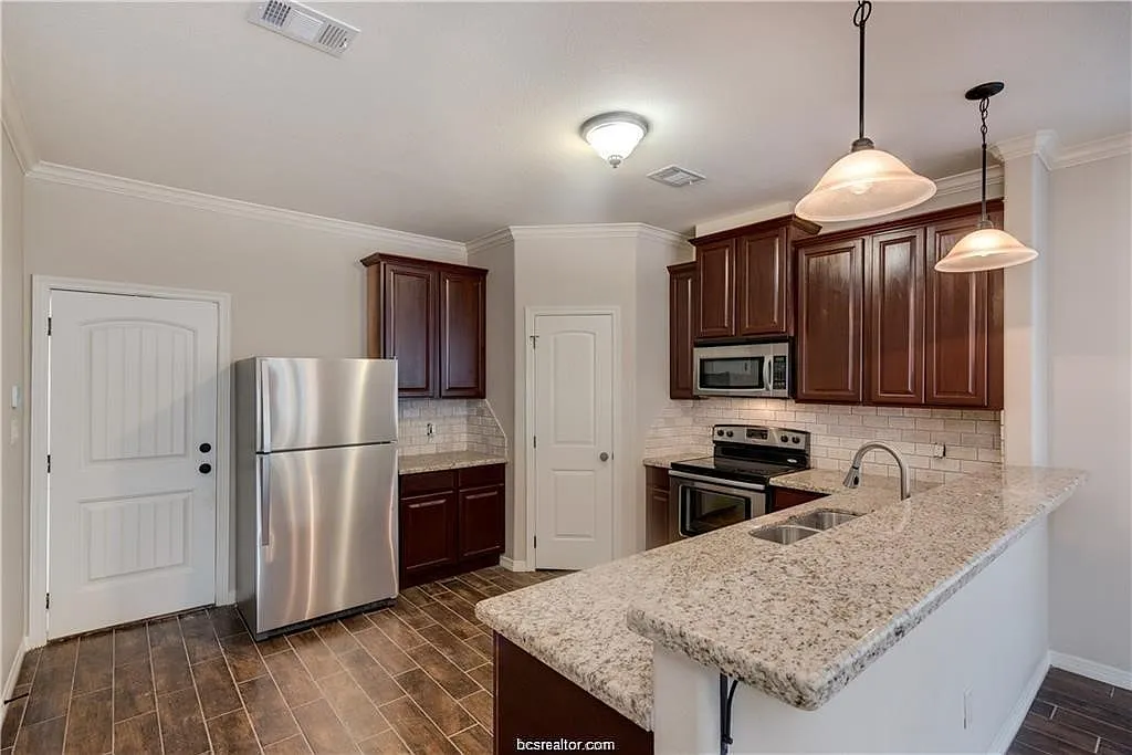 5 bed, 3696 sqft, $3,000 — Photo 4