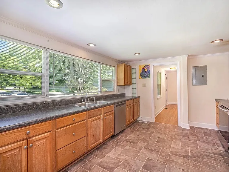 409 Edgewood Ct — Photo 7