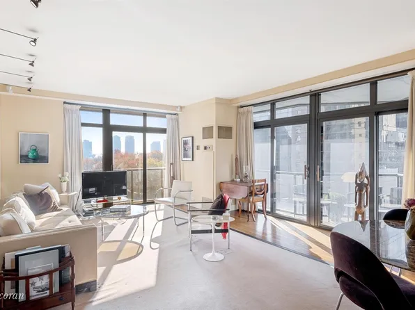 100 United Nations Plaza image 1 of 14