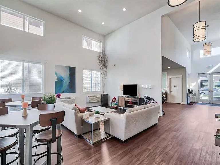 Ecco Apartments — Photo 14
