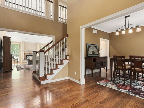 4th image of 828 NE Mary Ct