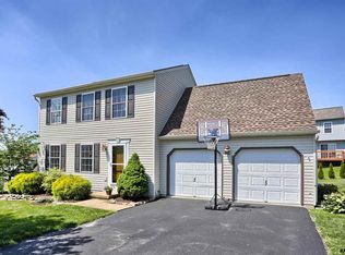 5 Devonshire Ct, Mount Wolf, PA 17347