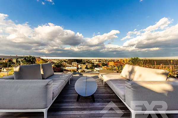 Rented by EXR | media 9