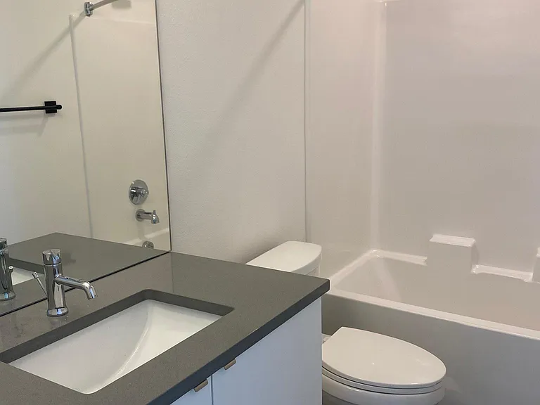 82 NE Shaver St #B — Photo 7