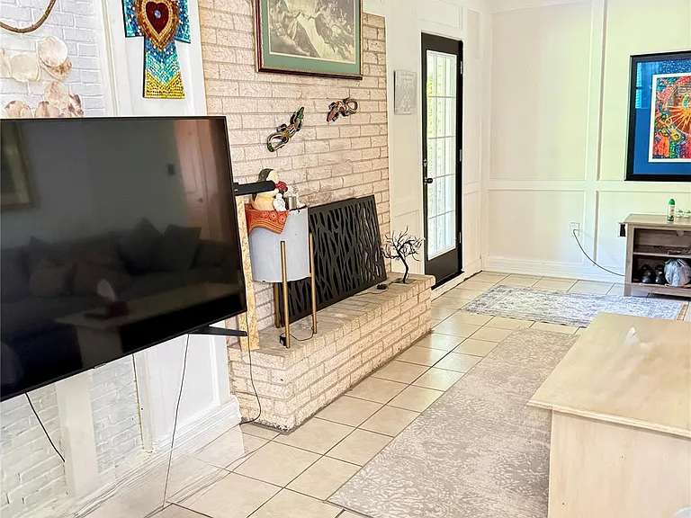 354 S Amherst Dr — Photo 8
