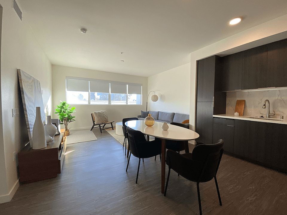 Fusion Hollywood - Kitchen & Dining Area