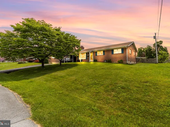 17807 Woodcrest Rd, Hagerstown, MD 21740