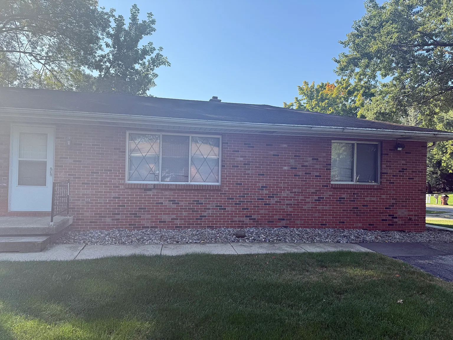 2 bed, 1850 sqft, $1,400 — Photo 1