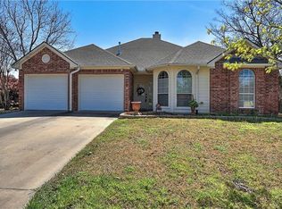 2104 N Village Dr, Bonham, TX 75418