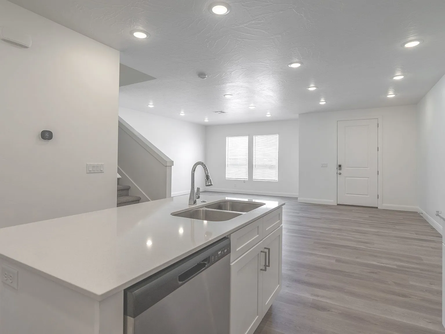 3 bed, 2.5 bath, 1900 sqft, $2,300 — Photo 3