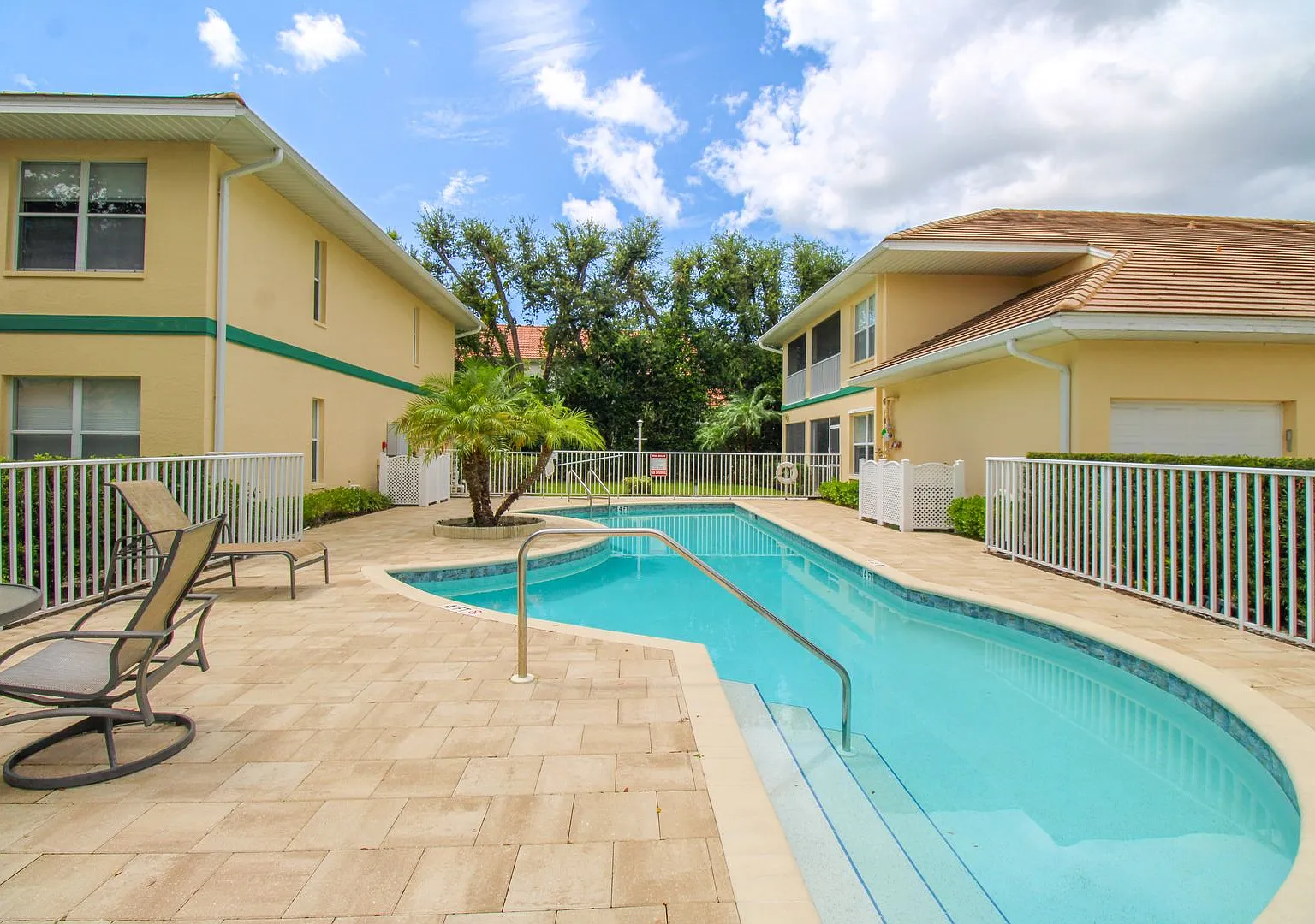 ** 3 Bedroom Coach Home Fully Remodeled In Berkshire Landings, Naples, Florida ** Seasonal ** — Photo 4
