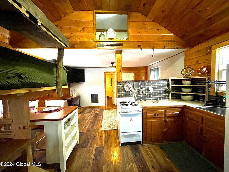 4th image of 932 Hayesburg Road