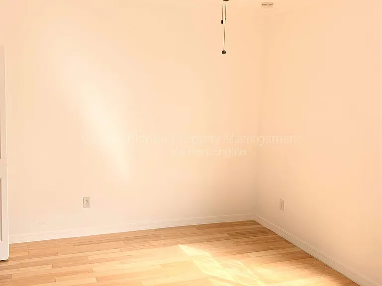2460 Grand Central Pkwy #13 — Photo 21