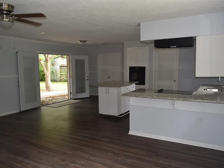 9902 Tolman St — Photo 12