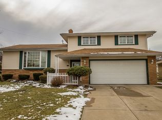 5692 Pinnacle Park Dr, Seven Hills, OH 44131