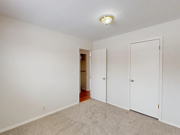 211 W North East St — Photo 12