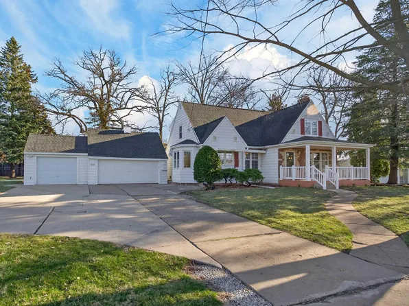 2320 Rainbow Dr, Cedar Falls, IA 50613