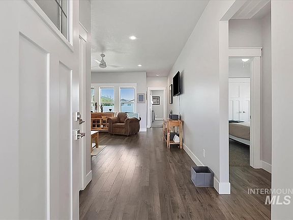 3rd image of 740 Sawgrass Ct