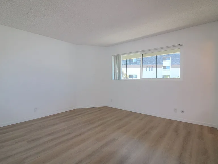 3990 Crown Point Dr — Photo 14