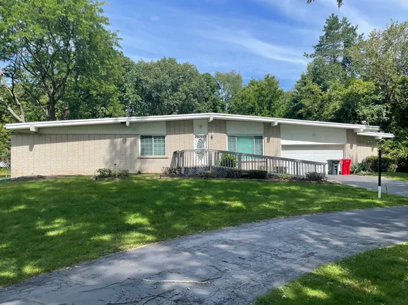 22042 Rougewood Dr, Southfield, MI 48033