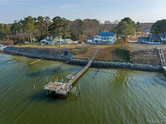5th image of 267 Riverbank Dr