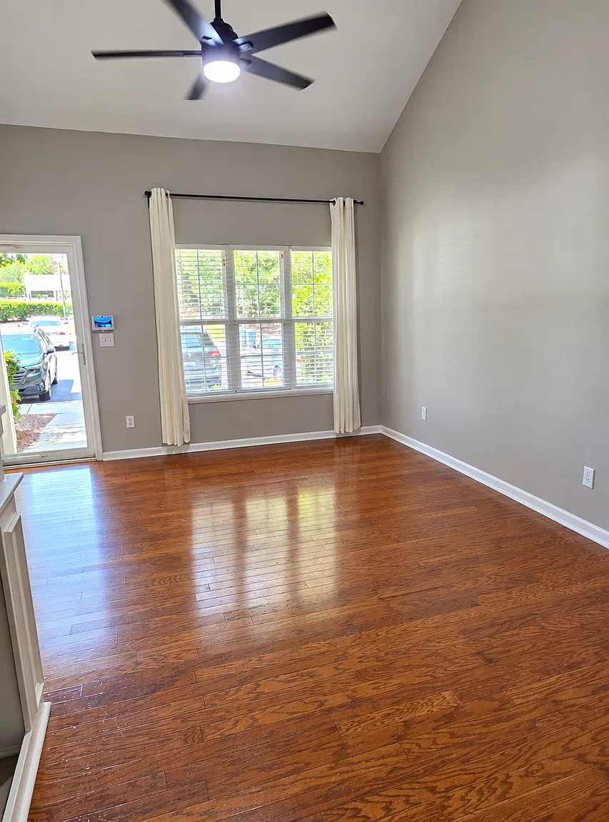 3 bed, 2.5 bath, 1323 sqft, $2,400 — Photo 2